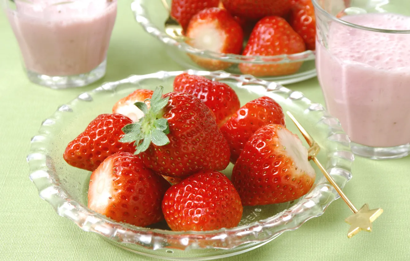 Photo wallpaper milk, strawberry, plate