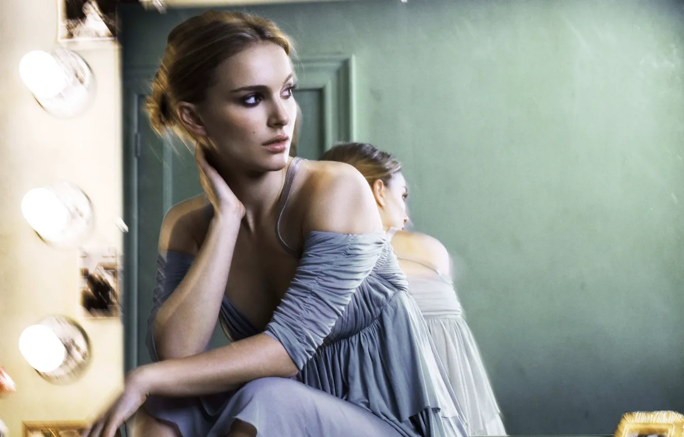 Photo wallpaper Natalie Portman, lips, look, actress, bare shoulders, move effect