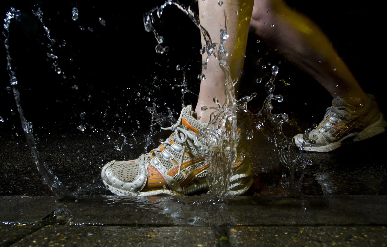 Photo wallpaper water, macro, squirt, krasovki