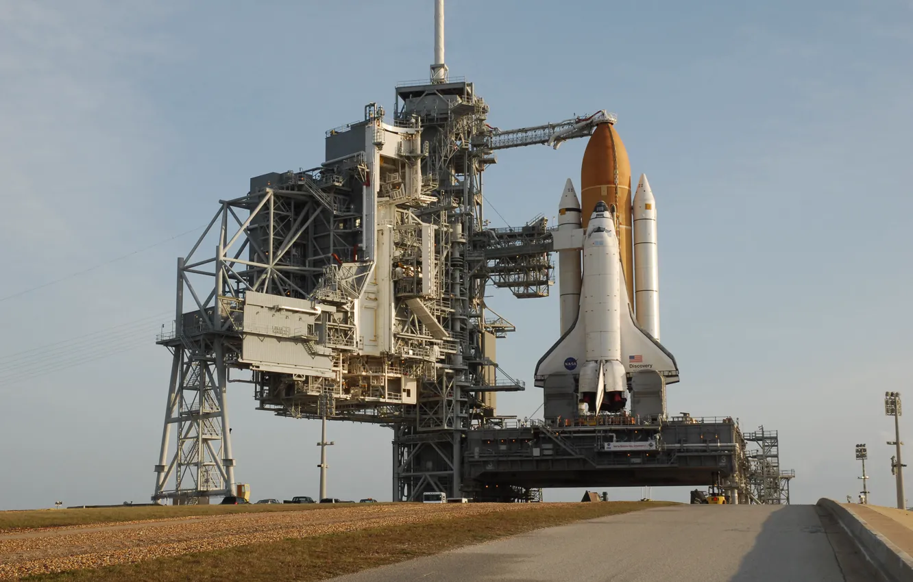 Photo wallpaper spaceport, Shuttle discovery, launch pad
