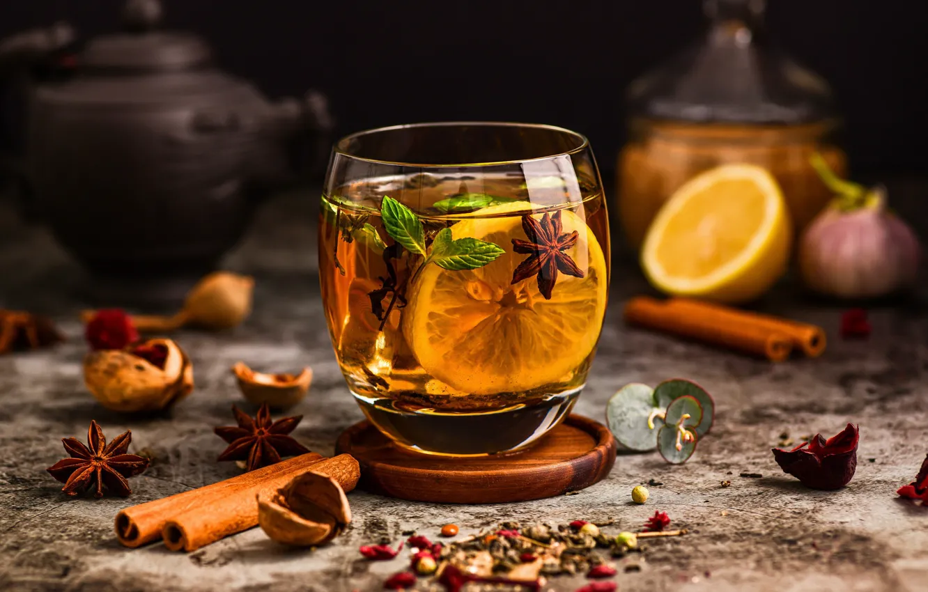 Photo wallpaper glass, glass, the dark background, table, lemon, tea, glass, petals