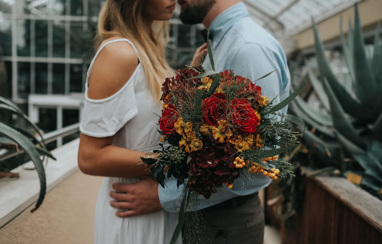 Photo wallpaper girl, roses, kiss, bouquet, hugs, male, lovers