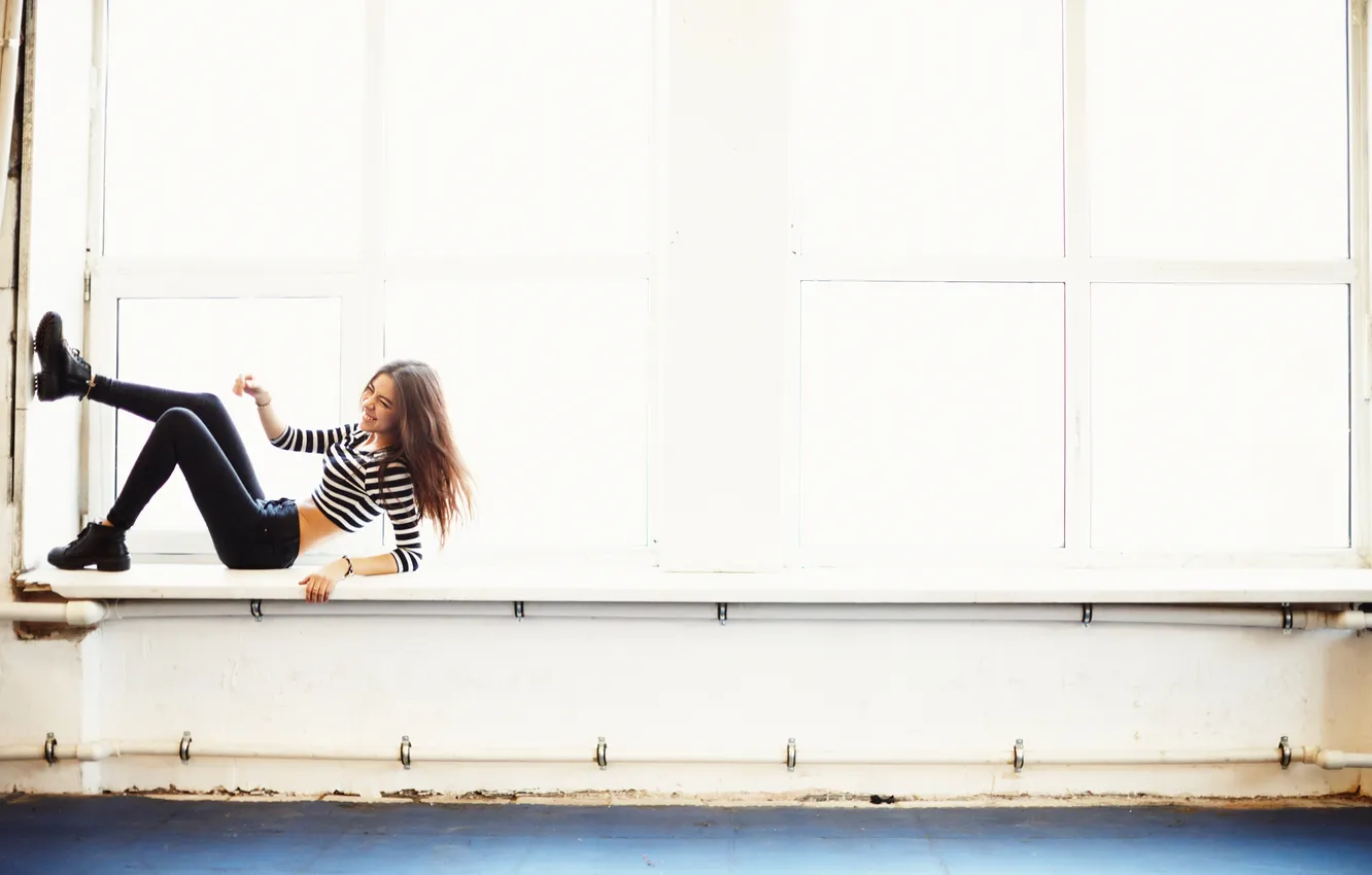 Photo wallpaper girl, light, face, hair, laughter, window
