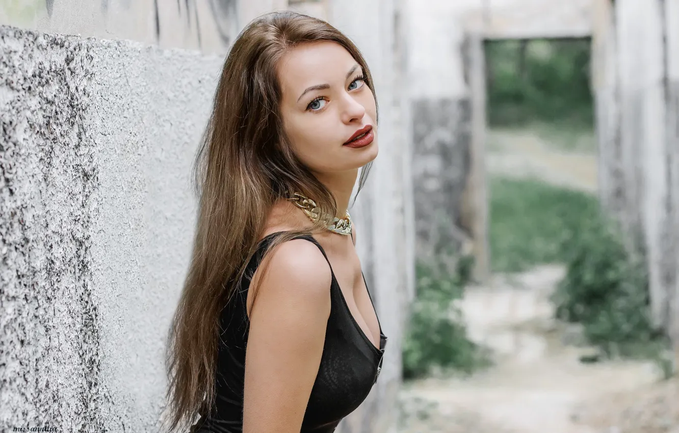 Photo wallpaper girl, face, necklace, makeup, dress, lipstick, neckline, light