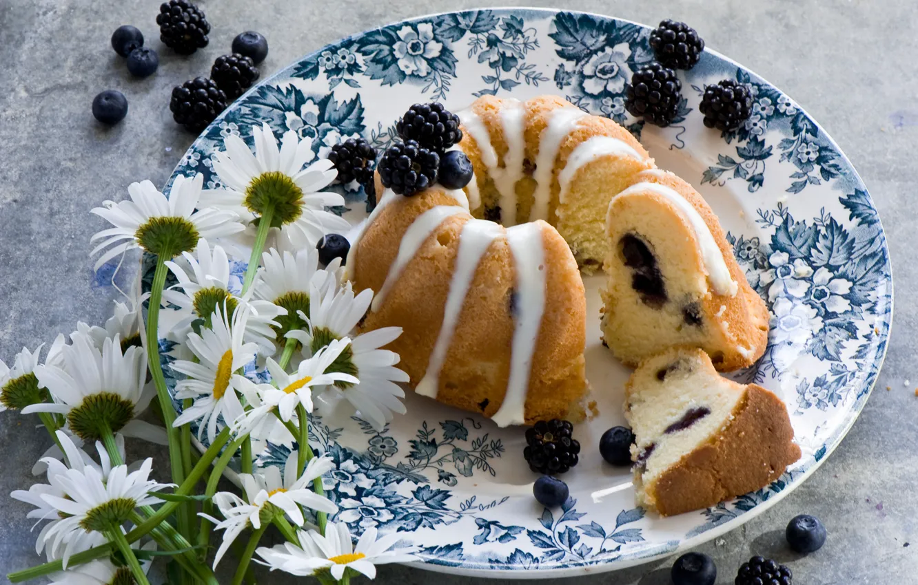 Photo wallpaper flowers, berries, chamomile, blueberries, plate, BlackBerry, cupcake