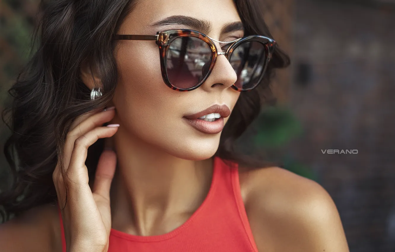 Photo wallpaper girl, face, style, portrait, hands, lipstick, glasses, sponge