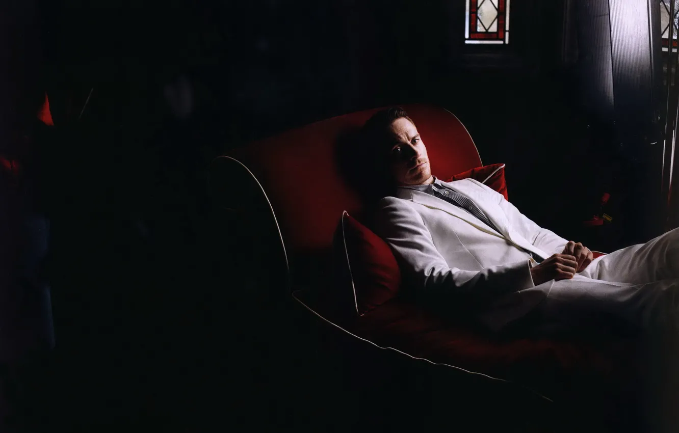 Photo wallpaper white, red, costume, actor, couch, Michael Fassbender, Michael Fassbender