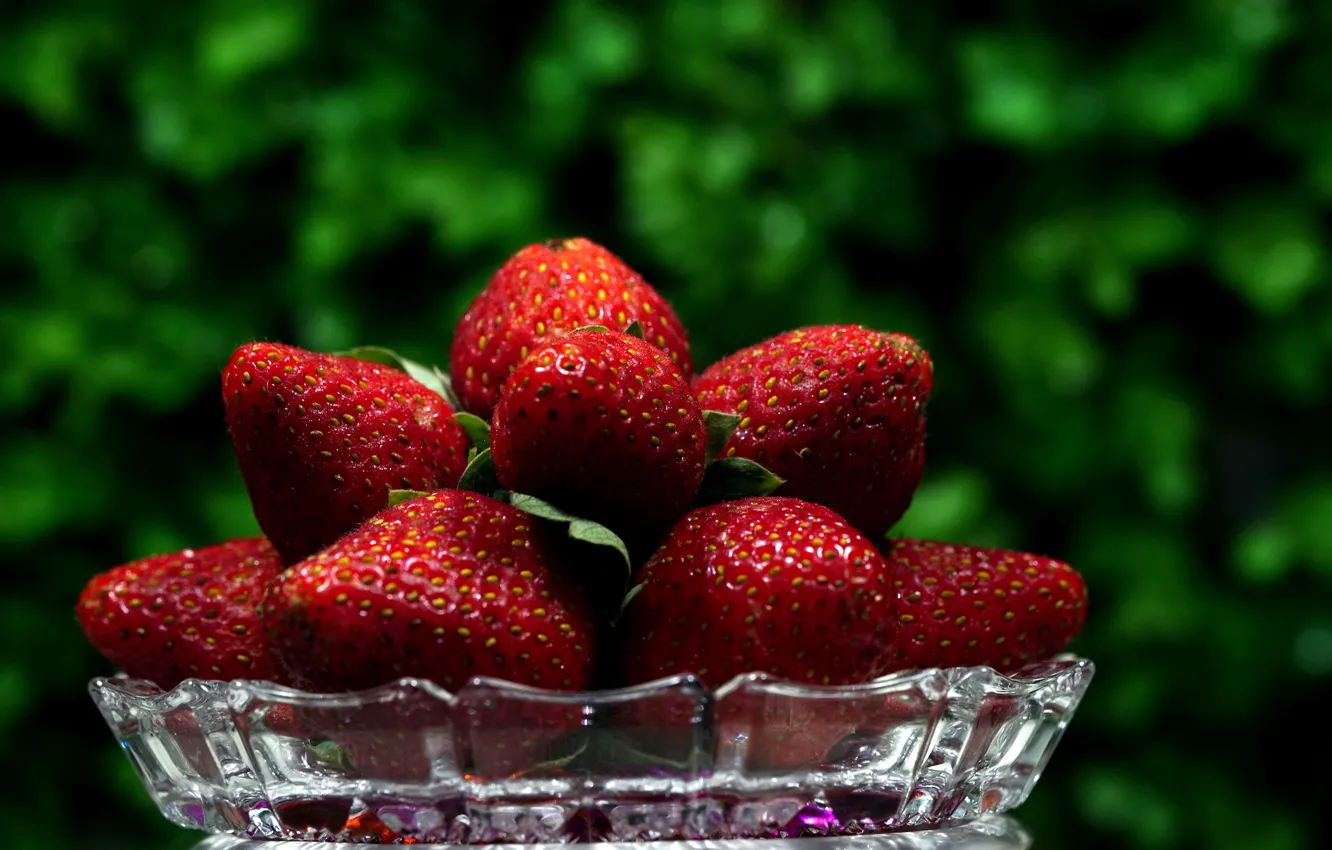 Photo wallpaper bokeh, berries, glass, summer, strawberry, plate, green background