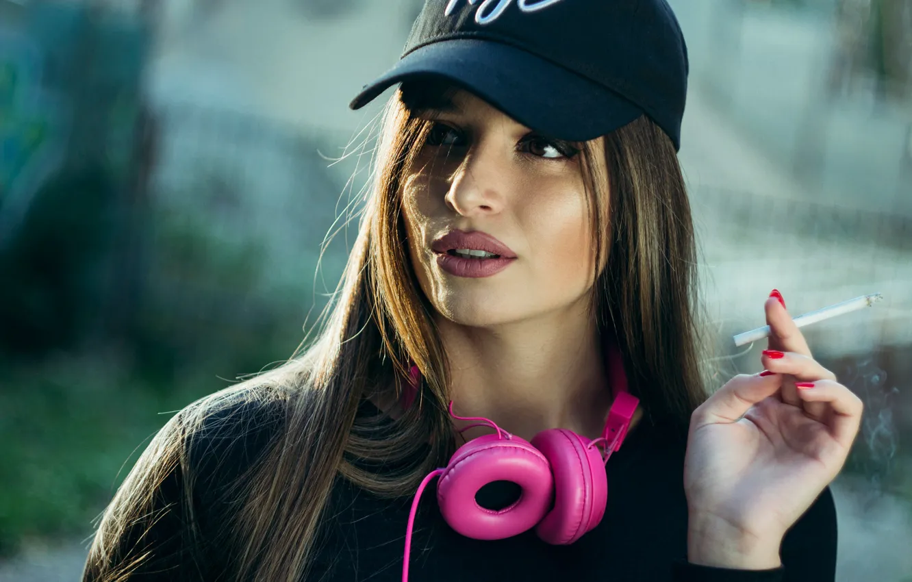 Photo wallpaper the sun, pose, background, model, smoke, portrait, hands, makeup