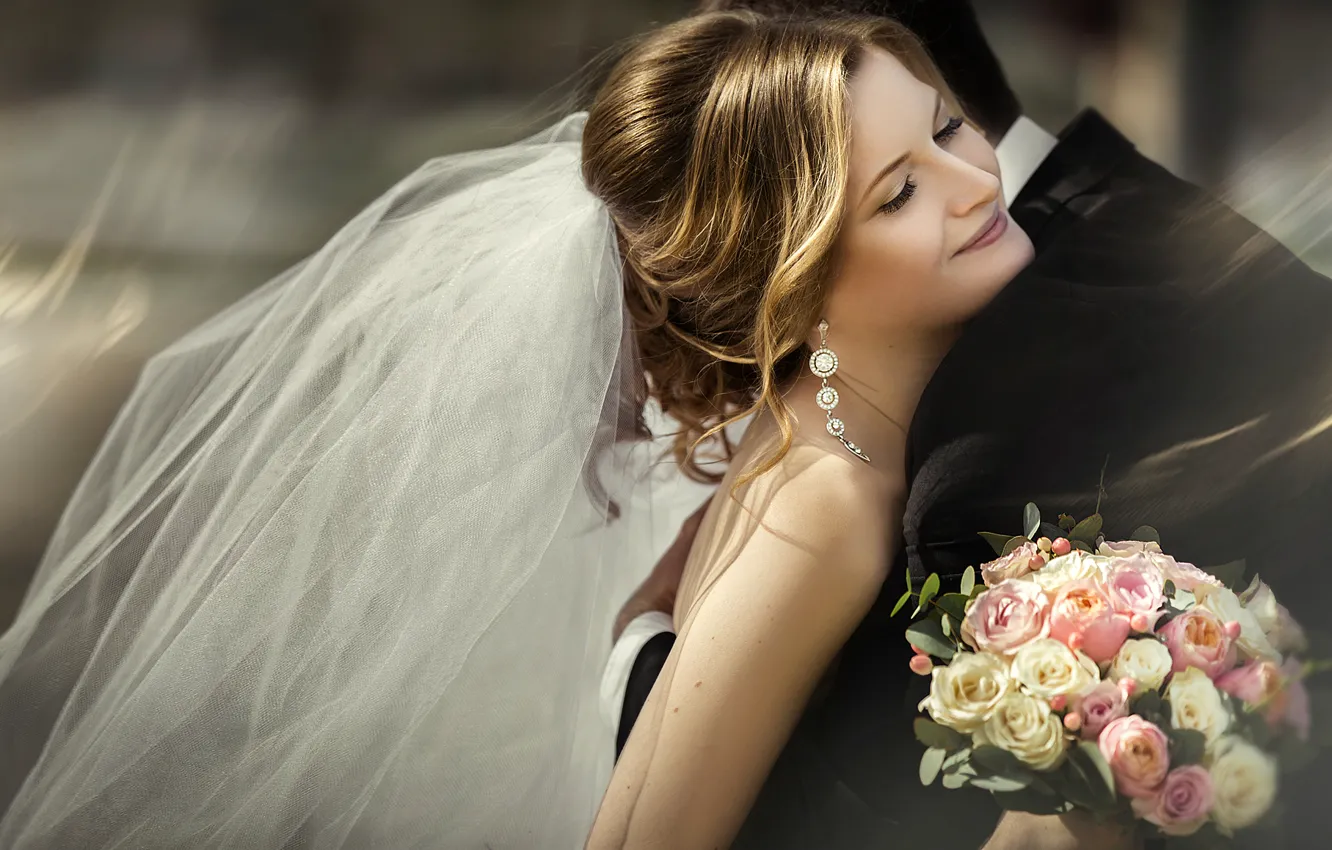 Photo wallpaper joy, bouquet, hugs, the bride, veil, the groom