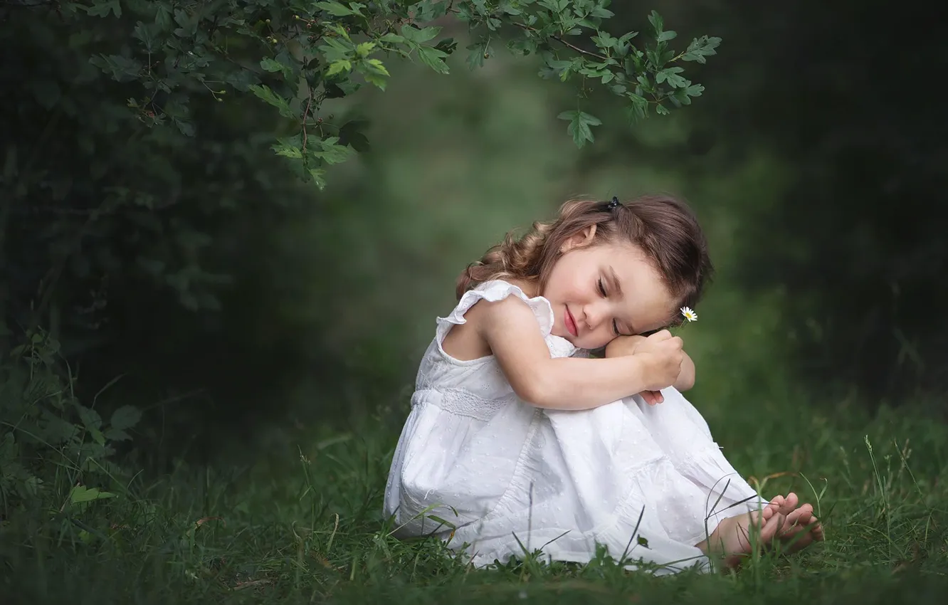 Photo wallpaper grass, branches, mood, chamomile, girl, flowers, cutie, baby