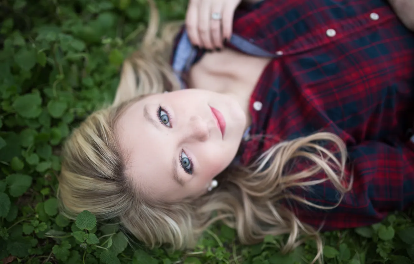 Photo wallpaper girl, blonde, lies, shirt