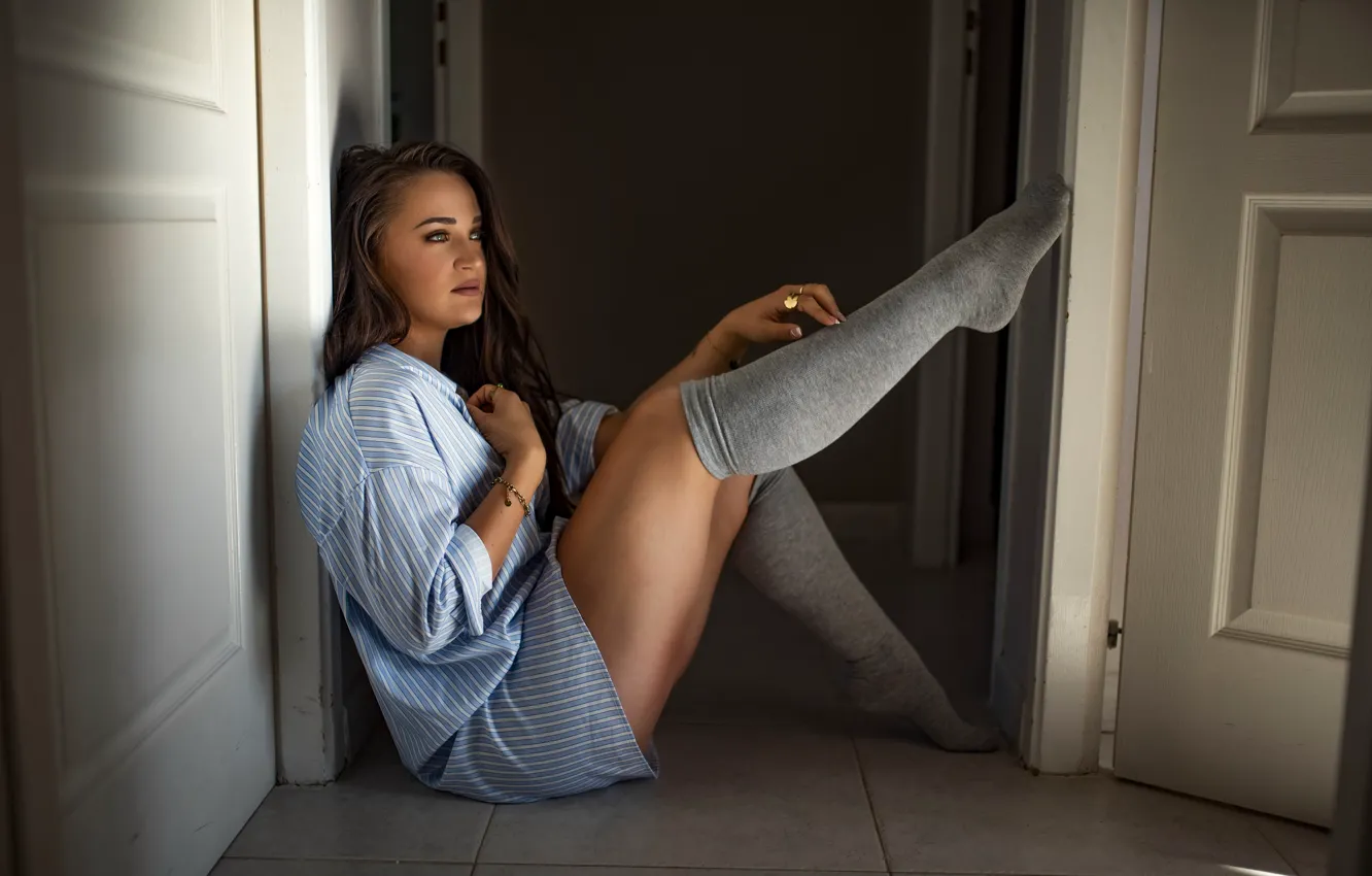 Photo wallpaper girl, home, the door