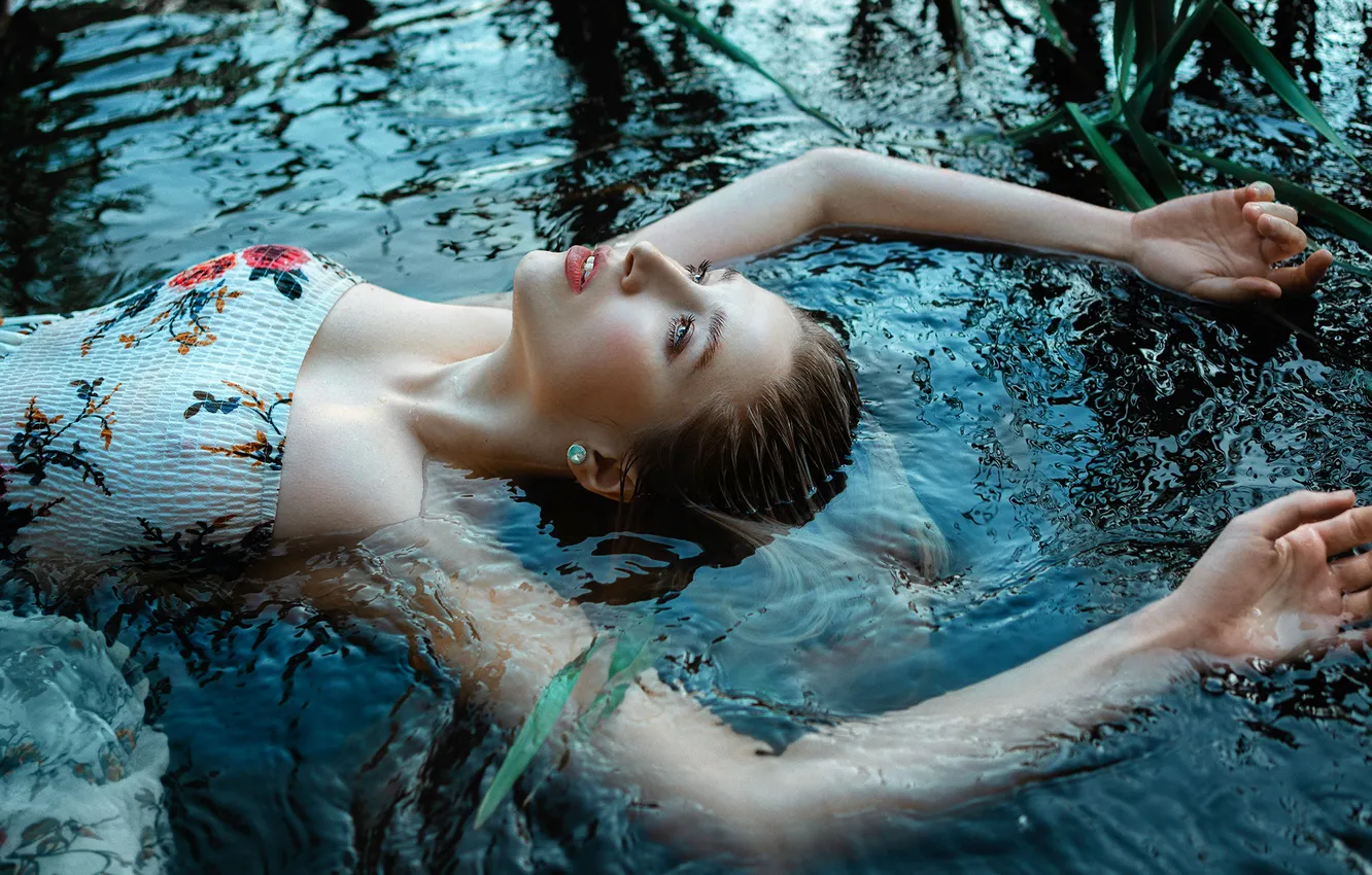 Photo wallpaper water, girl, pose, hands, view