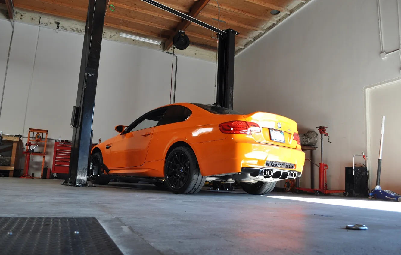 Photo wallpaper orange, reflection, BMW, BMW, workshop, rear view, orange, e92