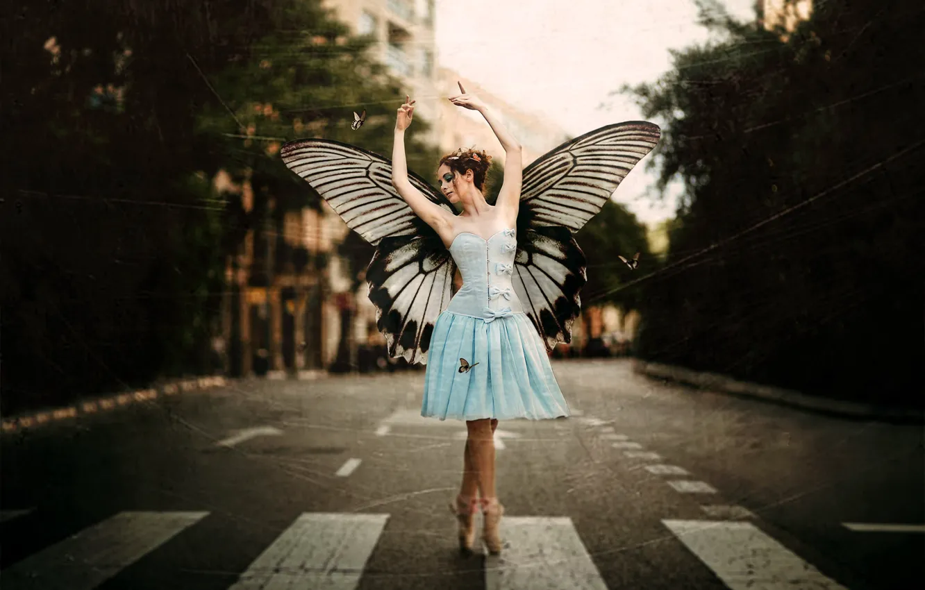Photo wallpaper girl, the city, street, butterfly