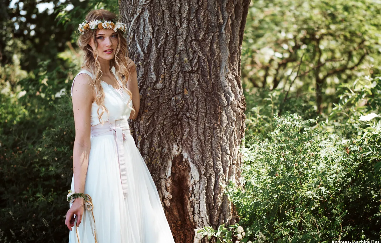 Photo wallpaper greens, look, the sun, trees, nature, pose, model, portrait