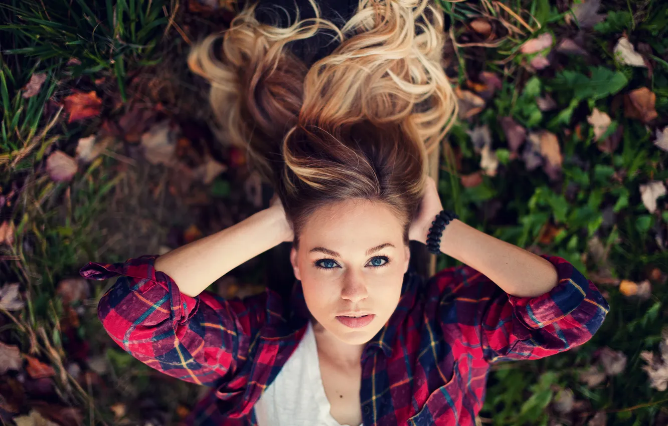 Photo wallpaper grass, look, girl, face, girl