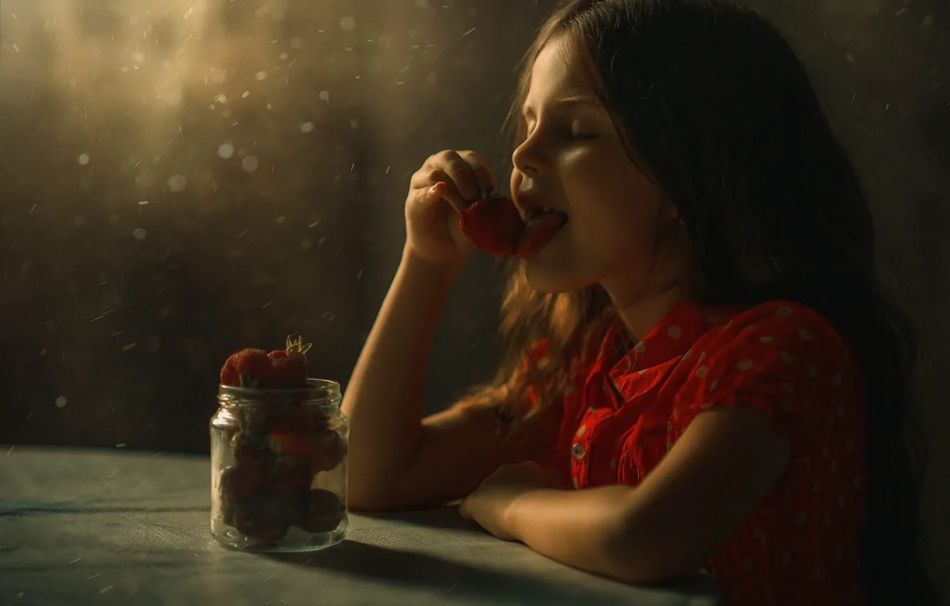 Photo wallpaper language, summer, light, face, berries, table, food, child