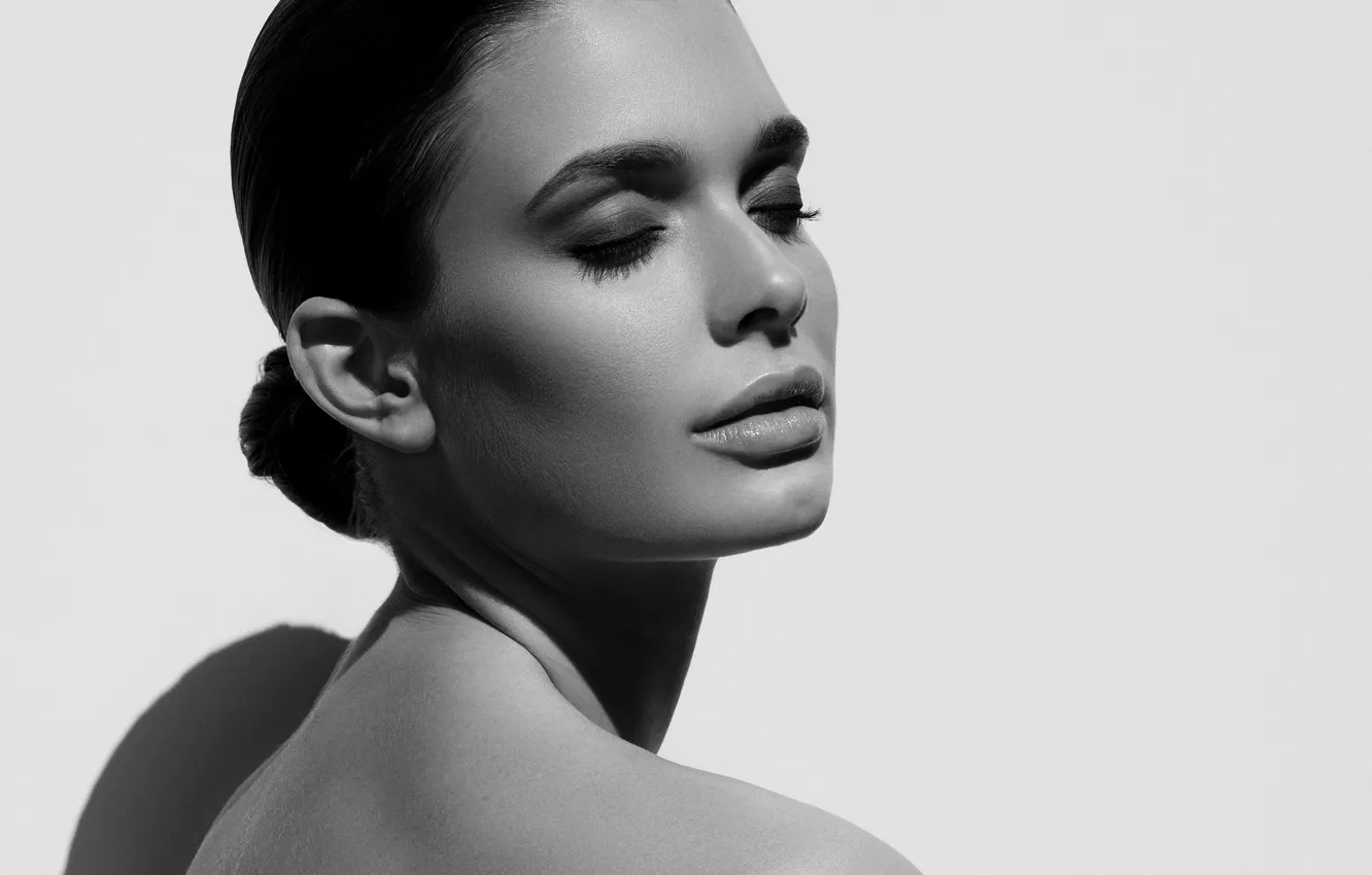 Photo wallpaper girl, face, black and white