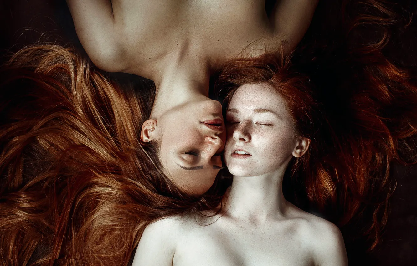 Photo wallpaper stay, sleep, freckles, two girls, friend, freckles, redhead