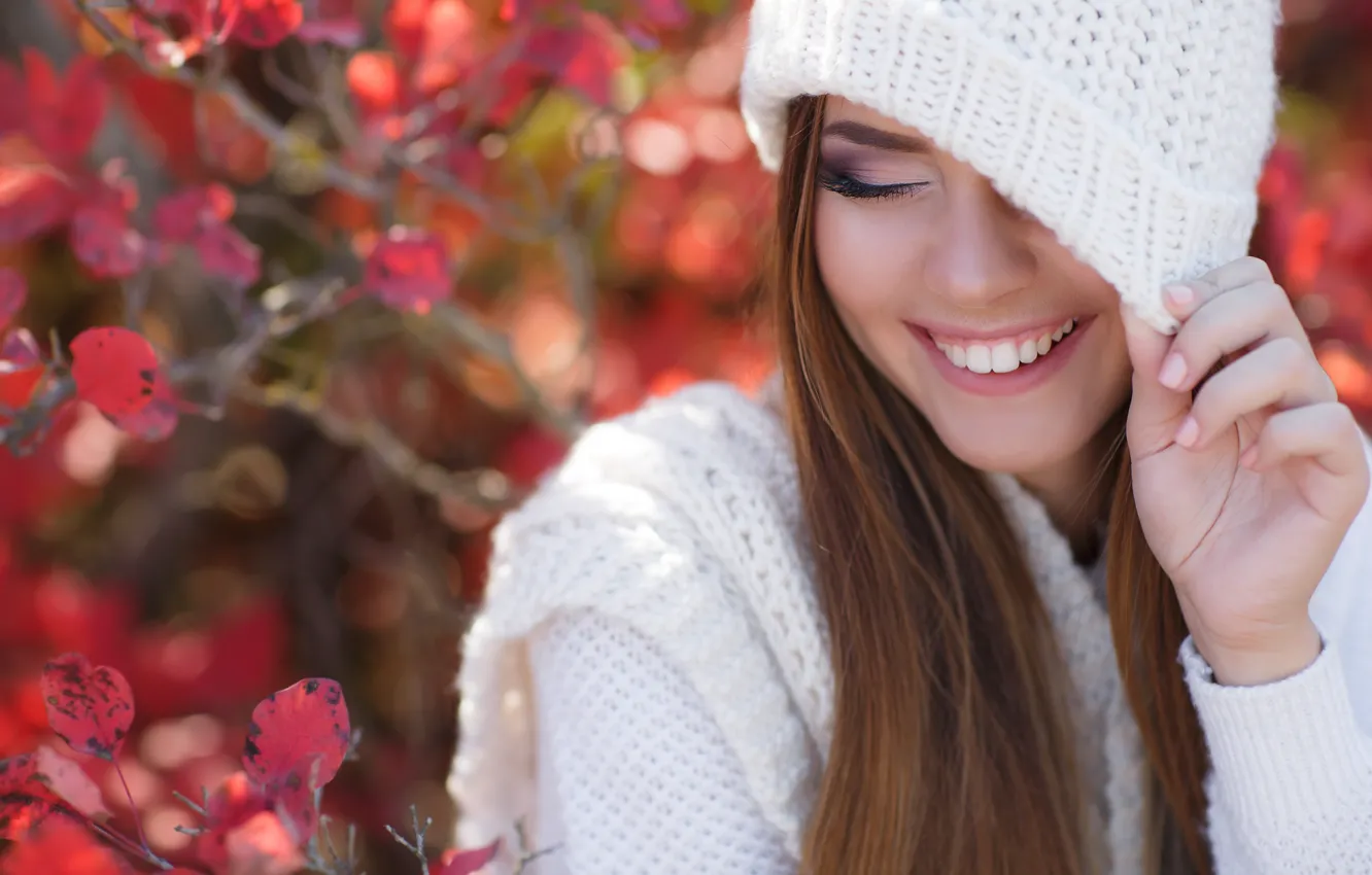 Photo wallpaper autumn, leaves, girl, smile, hat, portrait