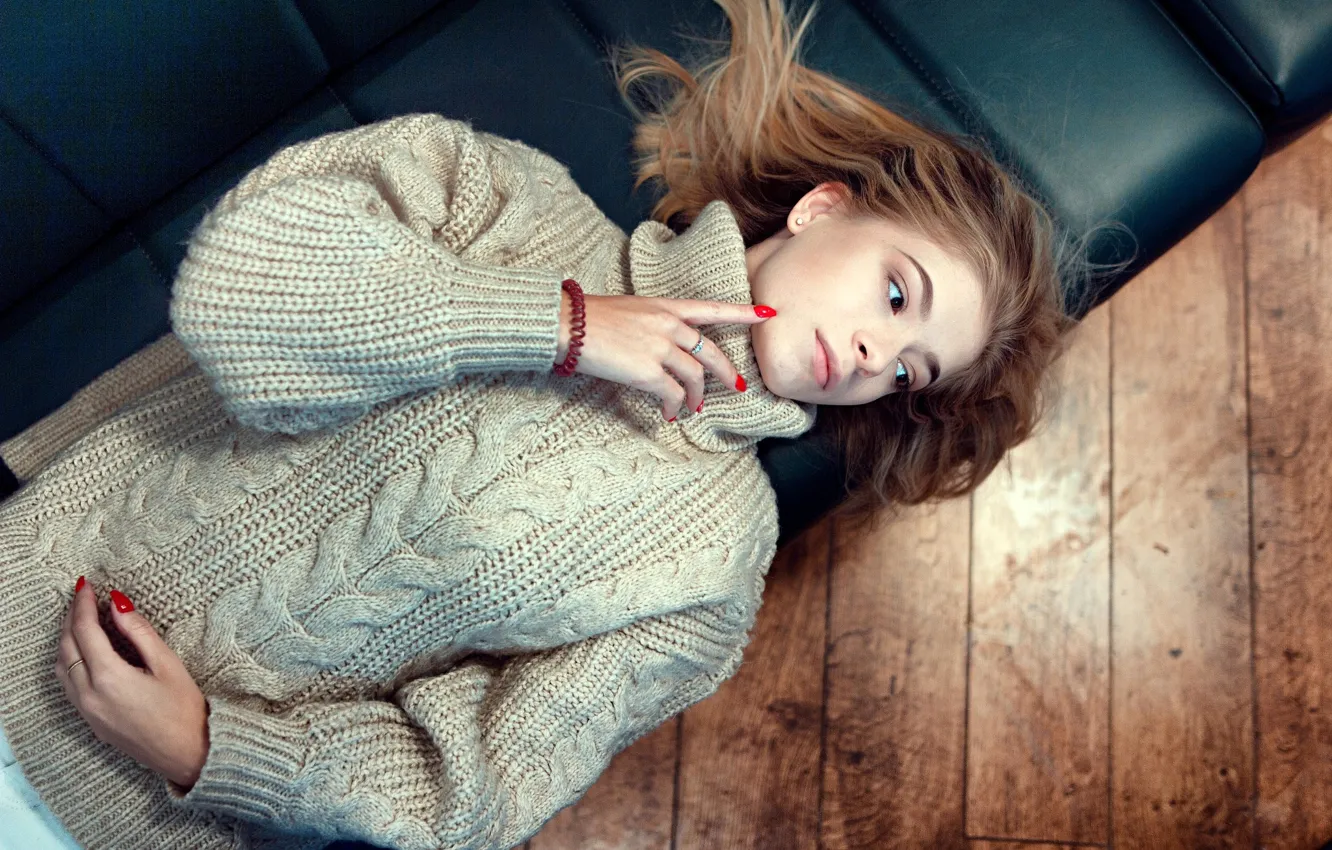 Photo wallpaper pose, model, portrait, makeup, hairstyle, lies, beauty, on the couch