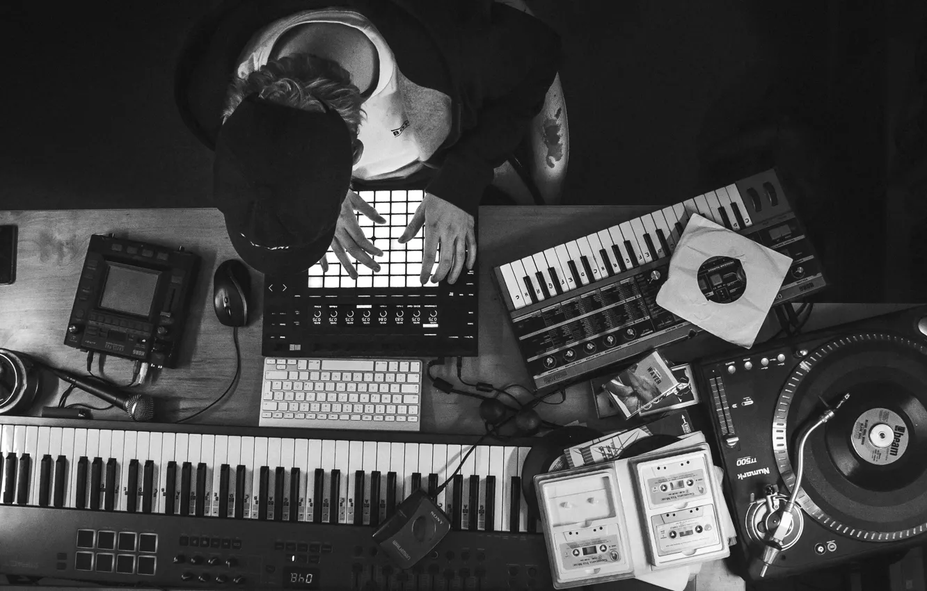 Photo wallpaper Synthesizer, musician, instruments