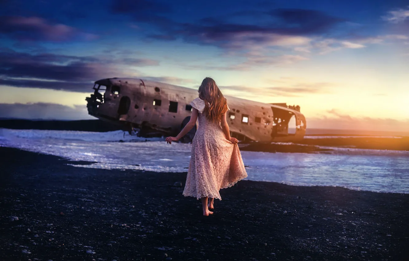 Photo wallpaper the wreckage, girl, the plane, TJ Drysdale, The Discovery