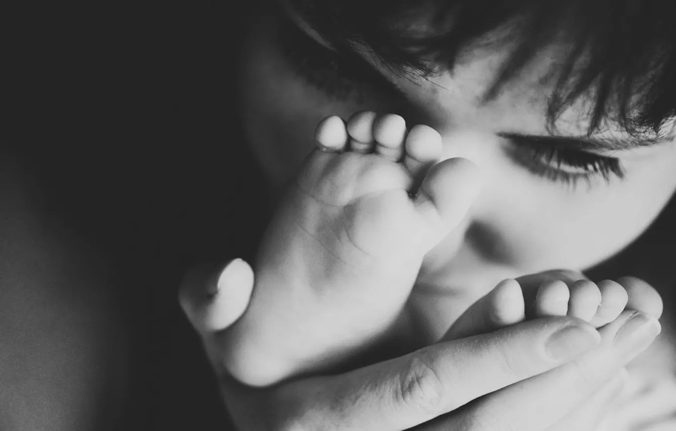 Photo wallpaper love, children, tenderness, small, legs, mom