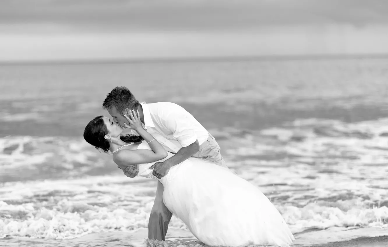Photo wallpaper sea, water, people, shore, woman, kiss, black and white, male