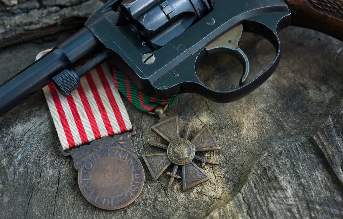 Photo wallpaper Medal, Cross of war, 1914–1918, WW1 France, Commemorative War Medal, revolver revolver