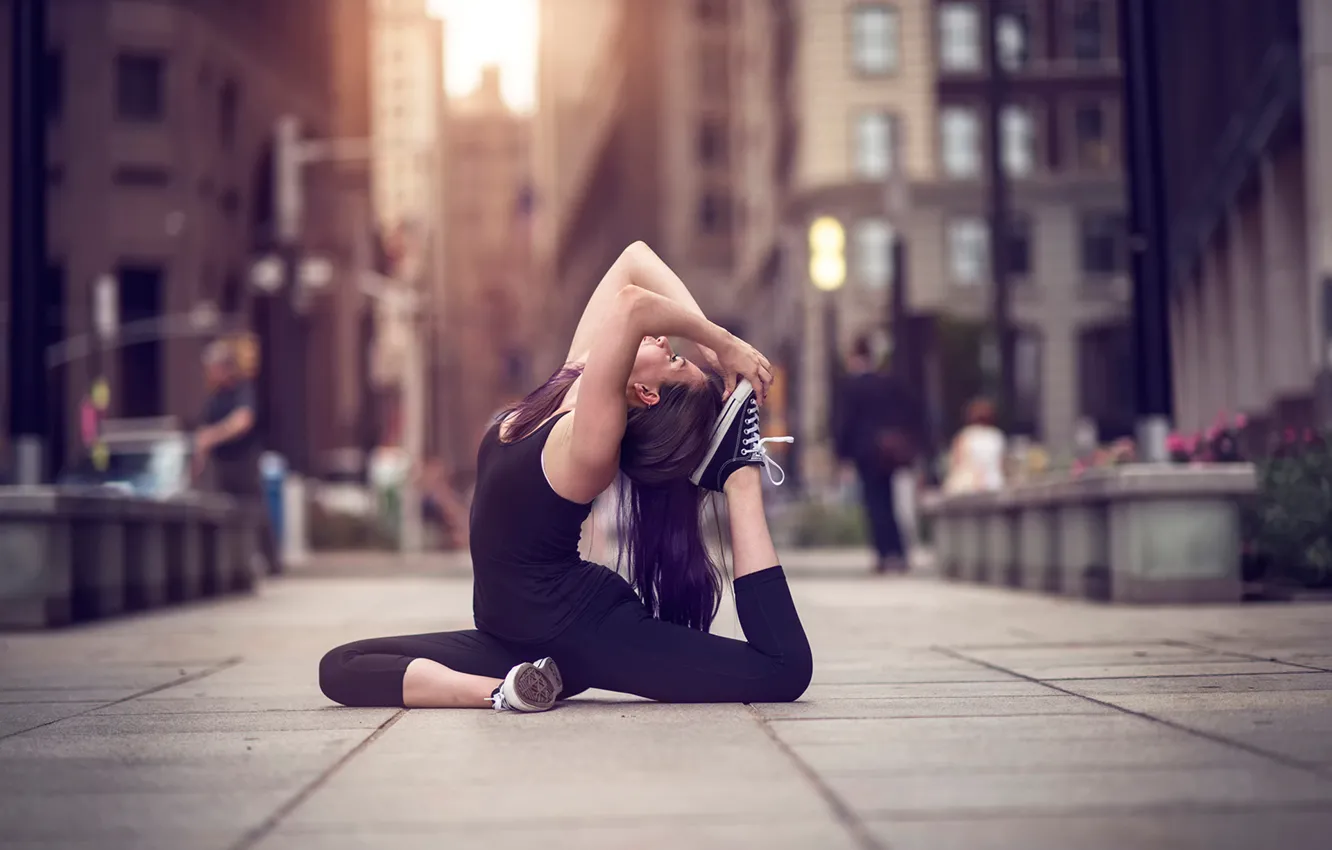 Photo wallpaper girl, the city, street, dance, yoga, natural light, Olivia