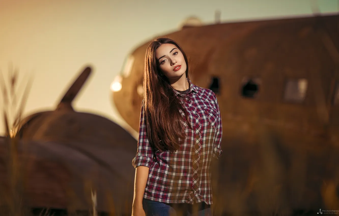 Photo wallpaper grass, look, the sun, model, portrait, jeans, makeup, figure