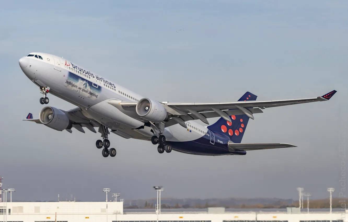 Photo wallpaper the rise, a passenger plane, takes off, Airbus a330-223