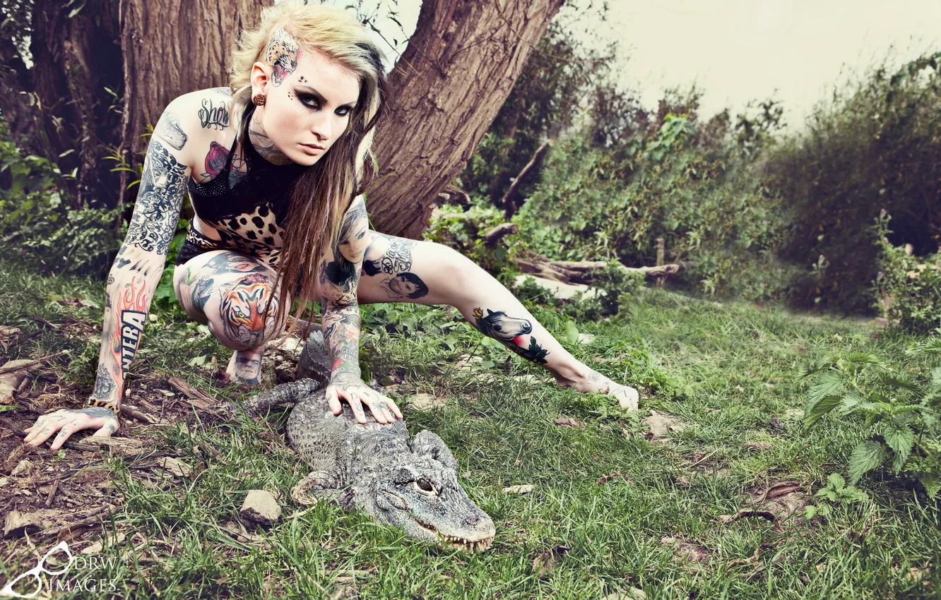 Photo wallpaper girl, crocodile, Lusy Logan