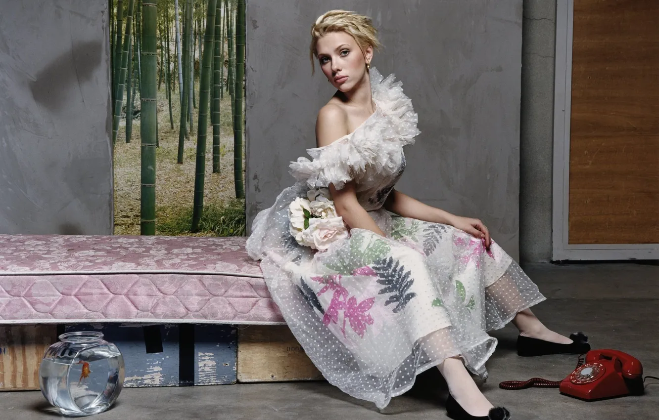 Photo wallpaper fish, bed, aquarium, bamboo, actress, phone, celebrity, photoset