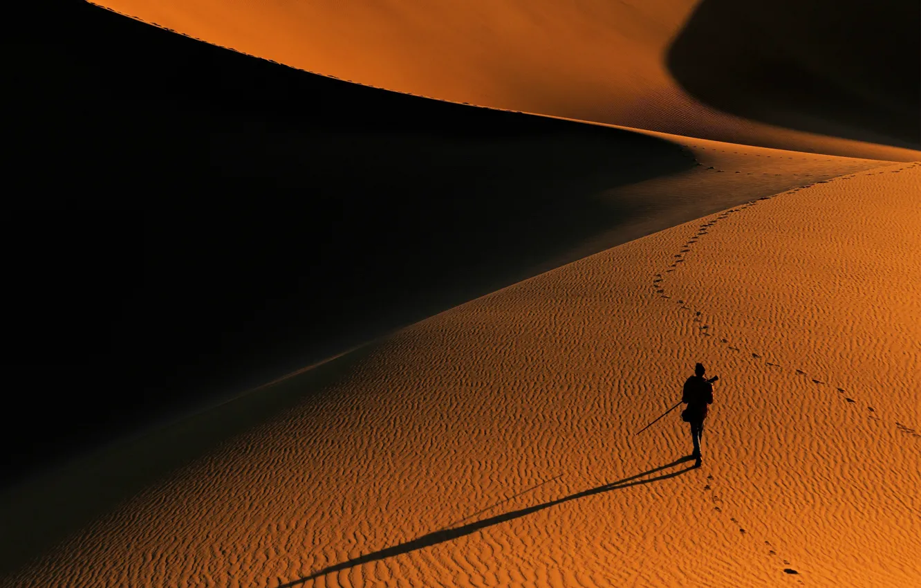 Photo wallpaper sand, traces, desert, traveler
