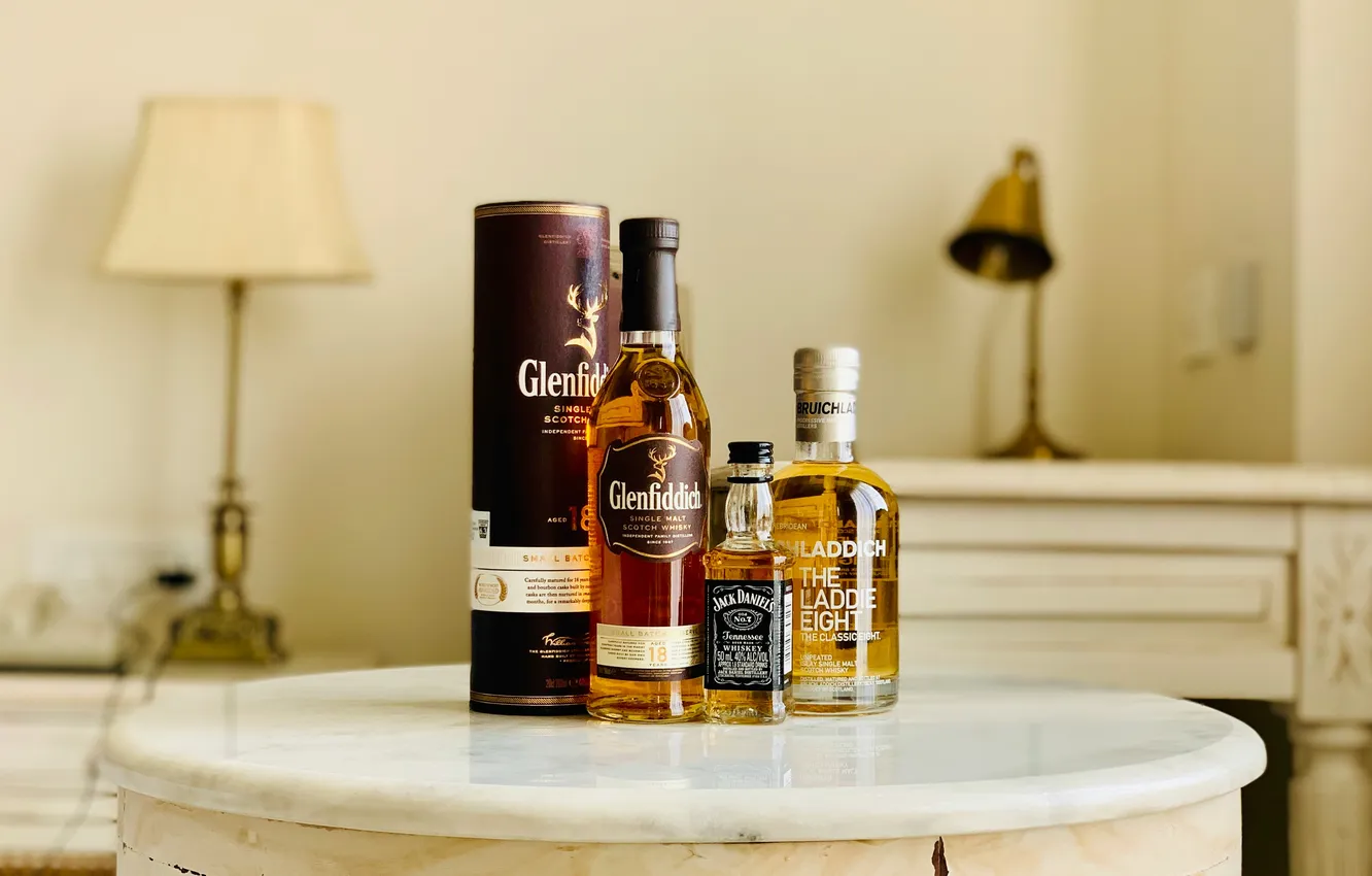 Photo wallpaper Bruichladdich, Glenfiddich, whiskey, table, Jack Daniels, lamp