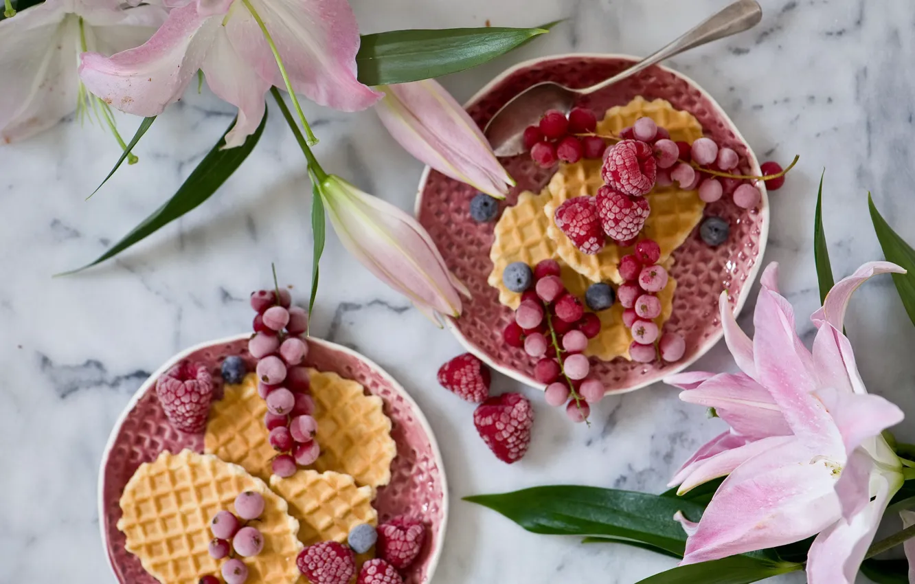 Photo wallpaper flowers, Lily, currants, waffles