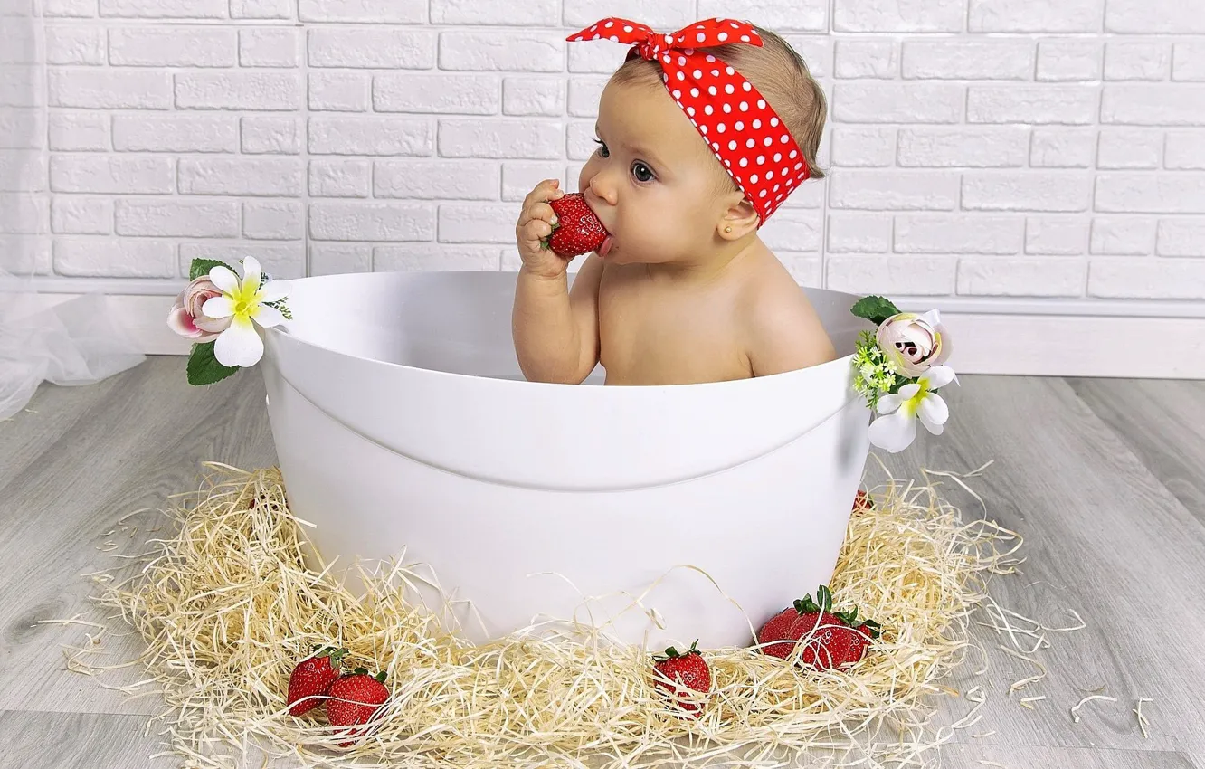 Photo wallpaper strawberry, girl, basin