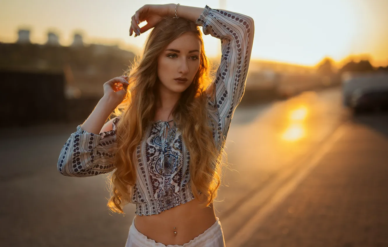 Photo wallpaper girl, the sun, pose, model, portrait, hands, makeup, figure