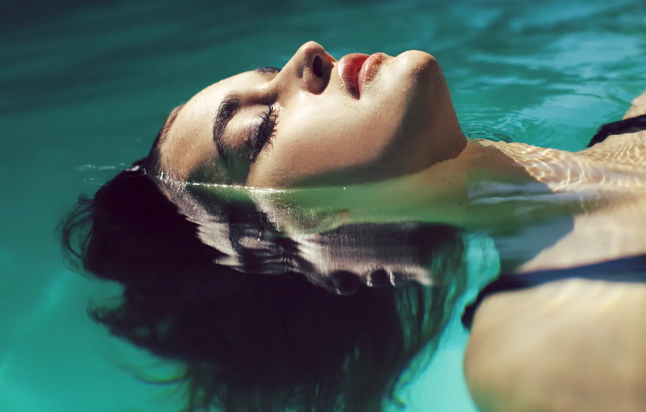 Photo wallpaper girl, face, wet, pool