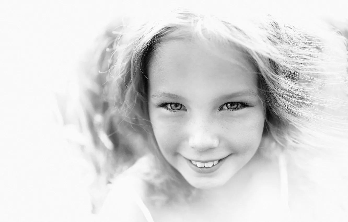 Photo wallpaper smile, portrait, girl, freckles, b & W photo, Pilnik