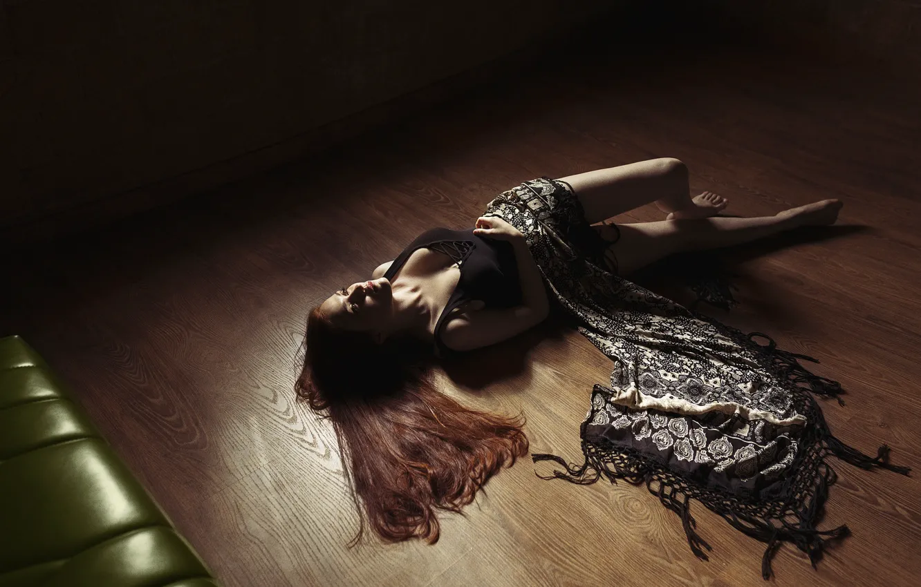 Photo wallpaper girl, face, hair, floor, fabric, lies, legs