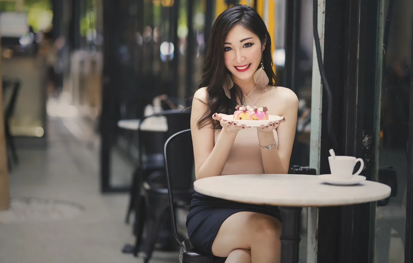 Photo wallpaper girl, smile, street, plate, cafe, table, sweet