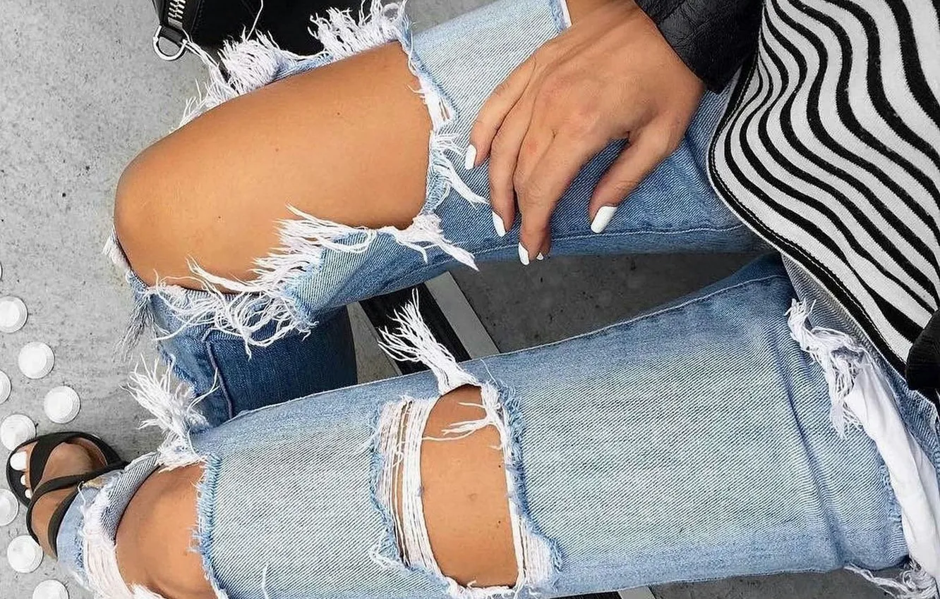 Photo wallpaper girl, jeans, handbag, manicure, slender legs, tanned legs