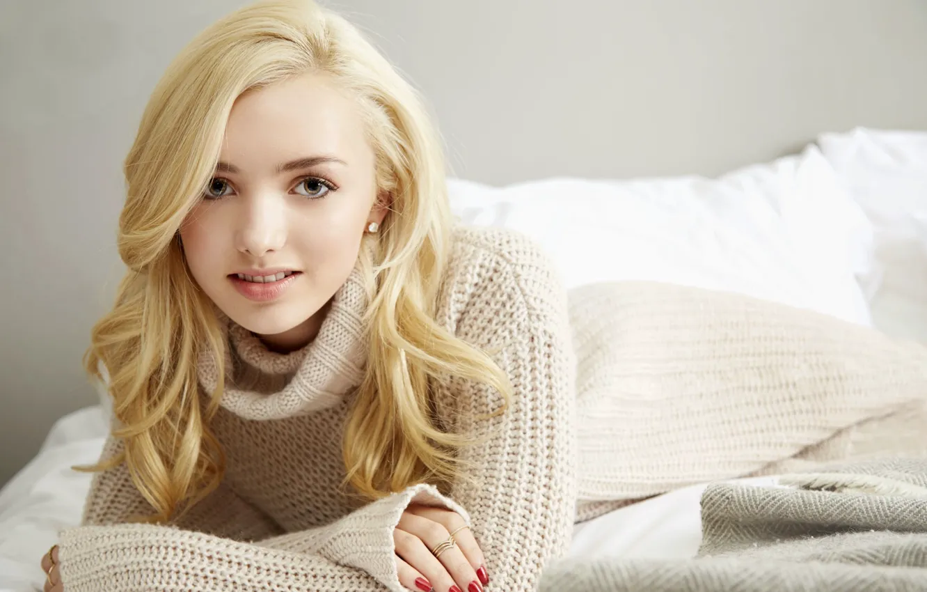 Photo wallpaper eyes, girl, smile, sofa, the pupil, actress, ring, blonde