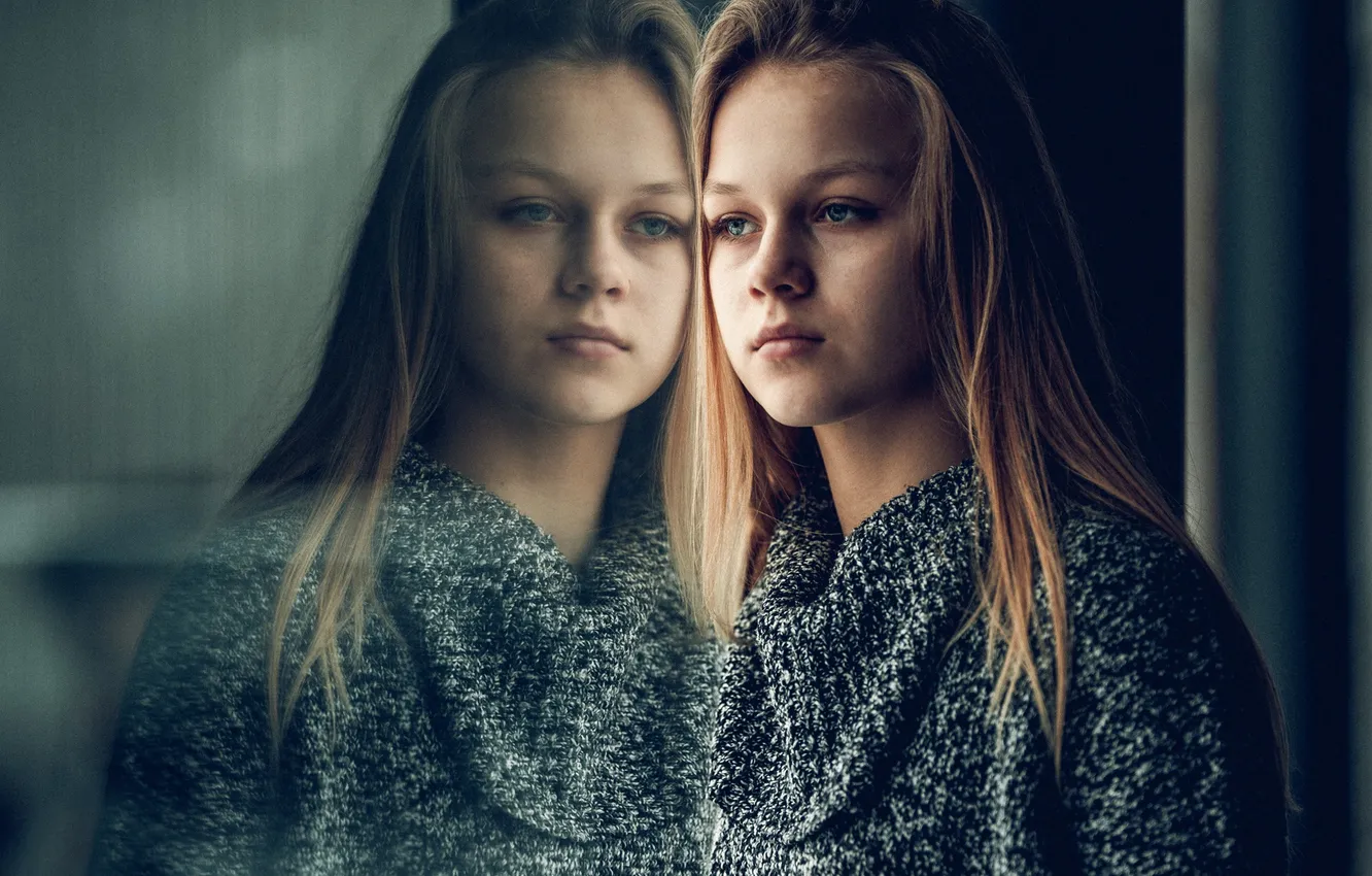 Photo wallpaper reflection, sponge, the beauty, sweater