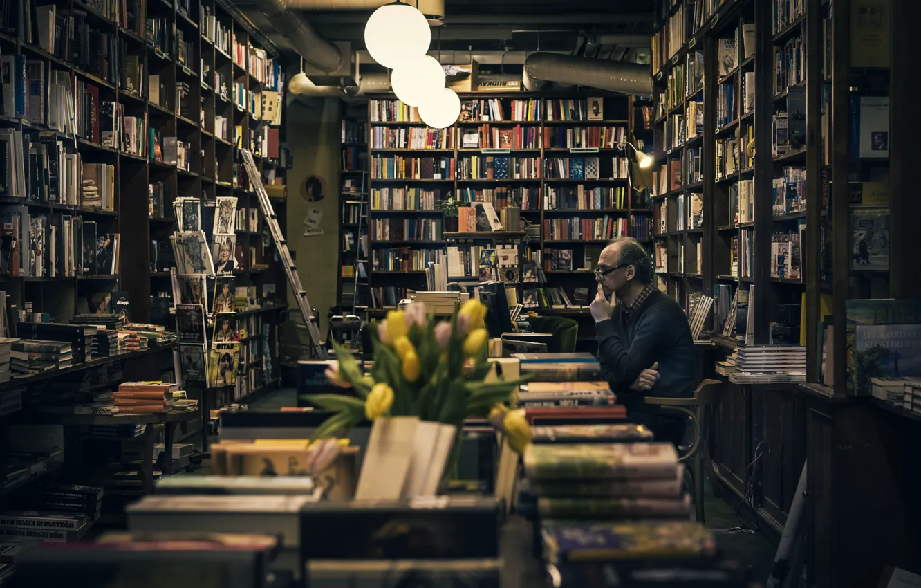 Photo wallpaper computer, flowers, books, the old man, lamps, used books